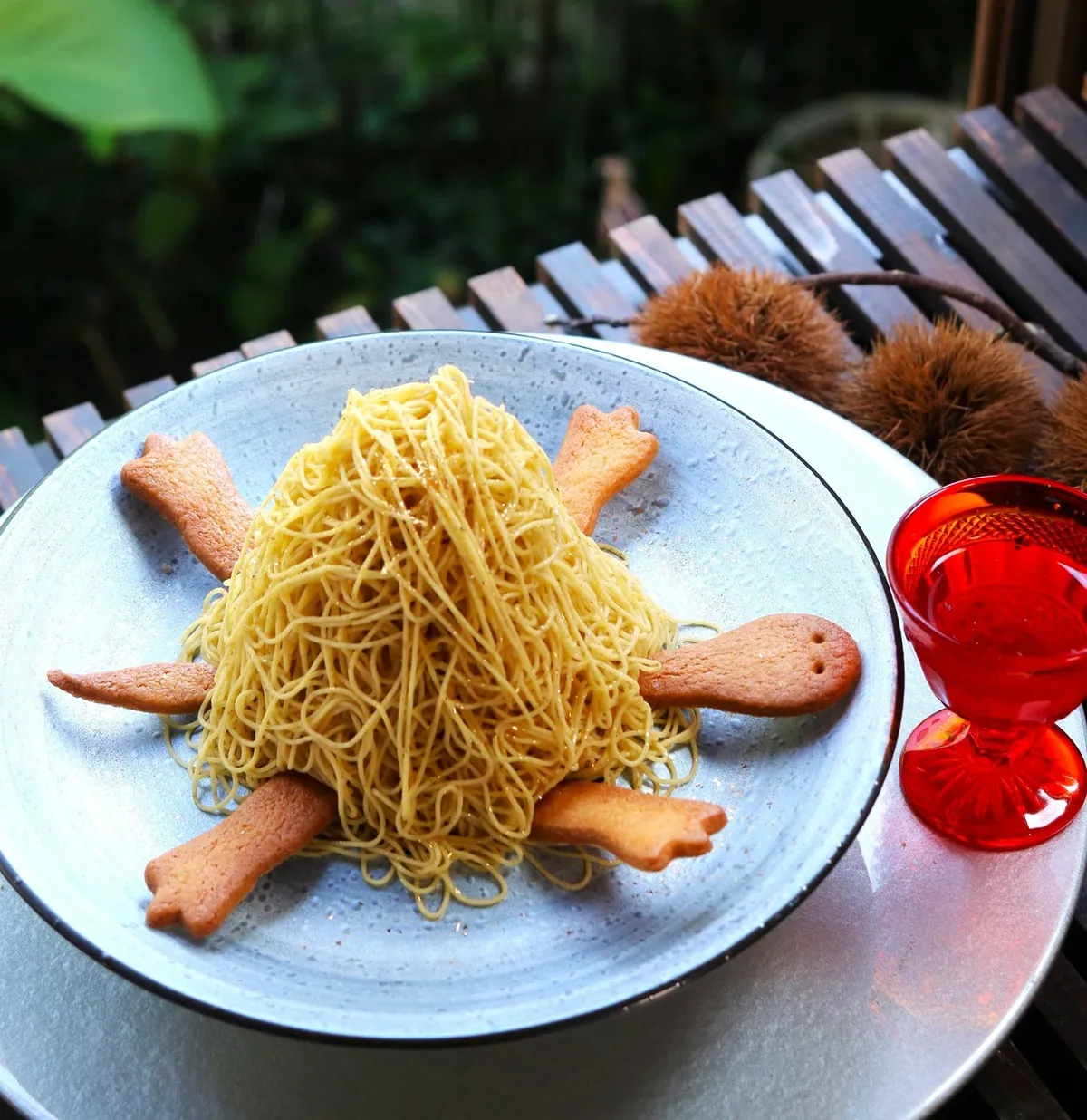 クッキーで亀の形をあしらったモンブランの完成形