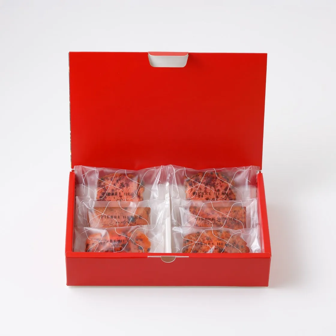 個包装された3種類の焼き菓子が入ったギフト箱