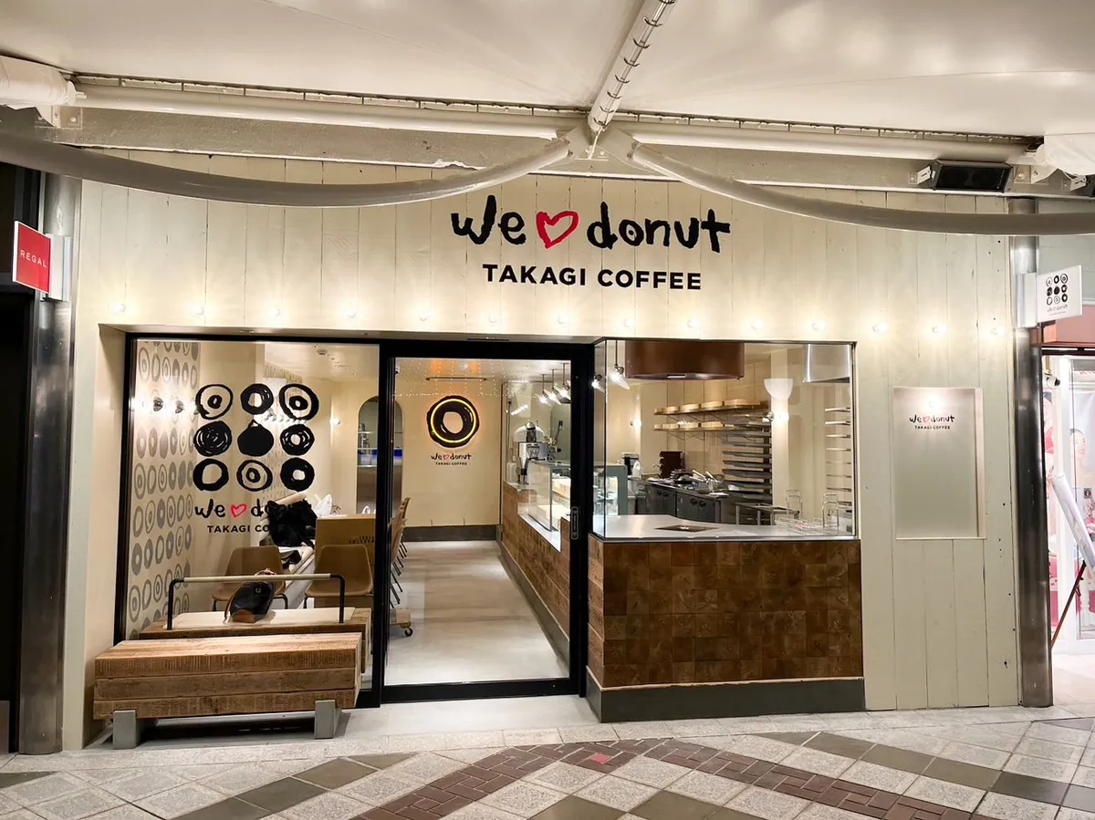 we♡donutsのスタイリッシュな店舗外観