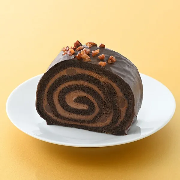 チョコ生地とクリーム、ソースが層になったショコラロールの断面
