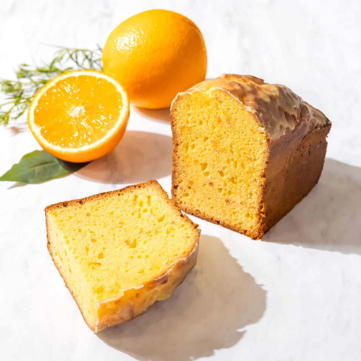 断面が鮮やかなオレンジのケーキ