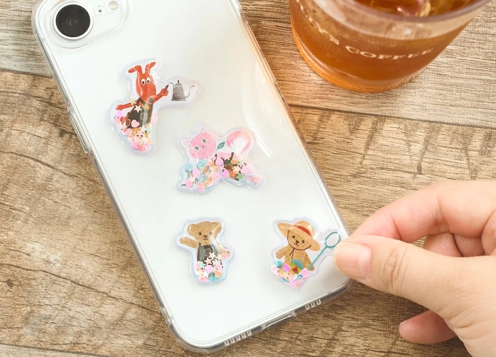 スマートフォンケースに貼られた、ベアフルや仲間たちが描かれた透明なしゃかしゃかシール