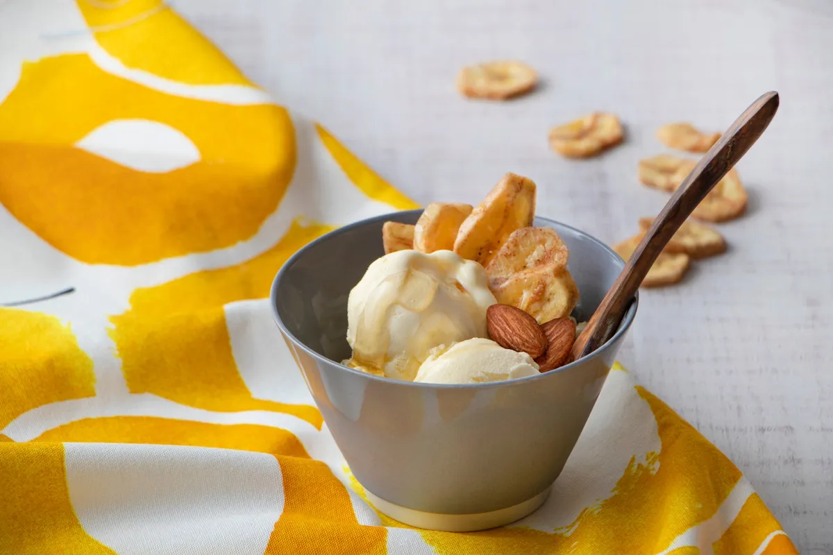 バニラアイスにトッピングしたバナナチップスアレンジ