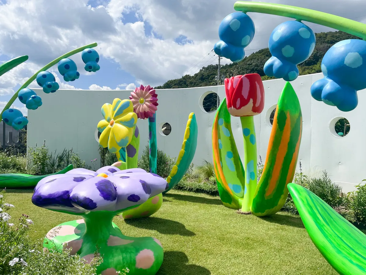 湯の華ガーデンに設置された大宮エリー氏のアート作品