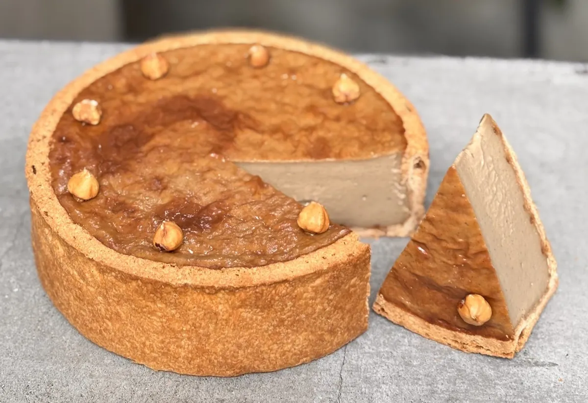 ナッツがたっぷりトッピングされた香ばしいタルト。サクサクの生地と濃厚なクリームが食欲をそそります。