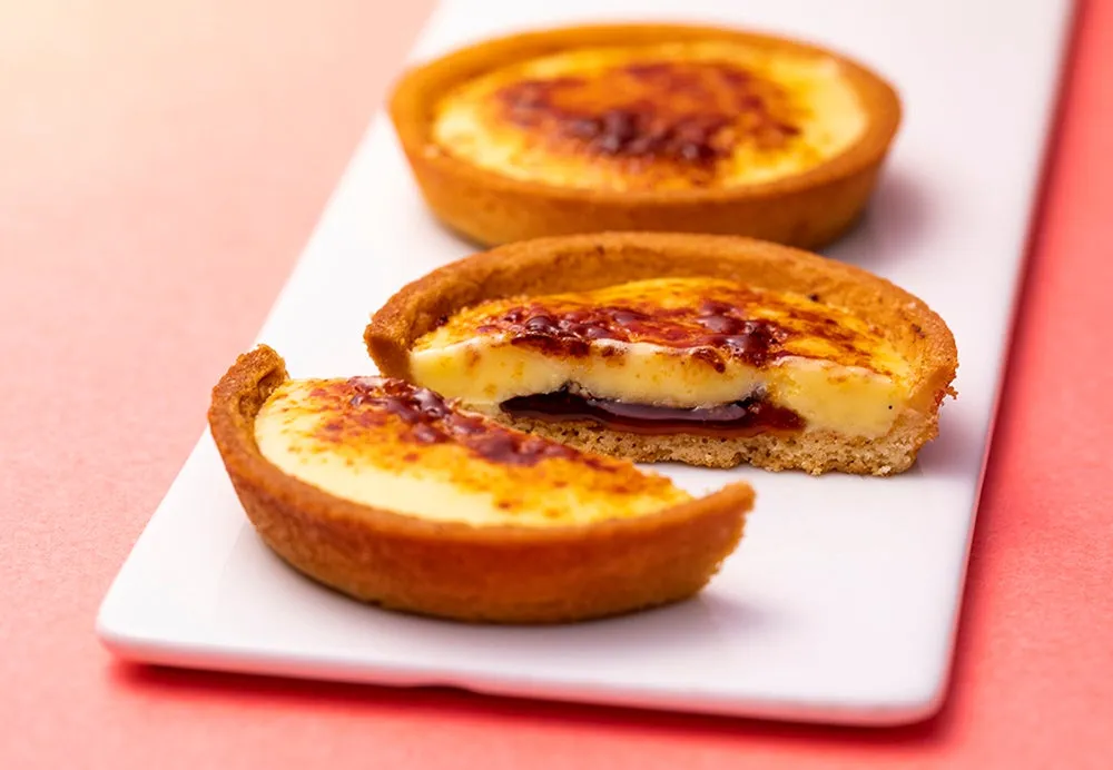 表面をキャラメリゼしたパリとろ食感のクレームブリュレタルト