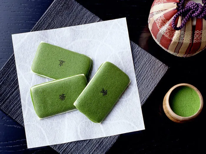 抹茶の鮮やかな緑色が美しい、定番の濃茶ラングドシャ「茶の菓」
