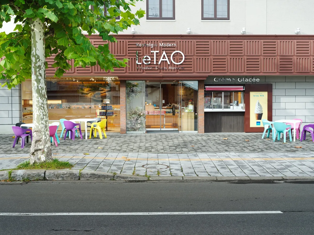 カラフルなテラス席が並ぶルタオプラスの店舗外観
