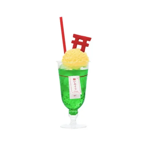 鮮やかな緑色が美しいめろん味のクリームソーダ