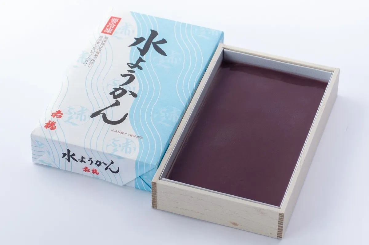 涼しげな水色の包装紙に包まれた赤福水ようかんの箱と中身のセット