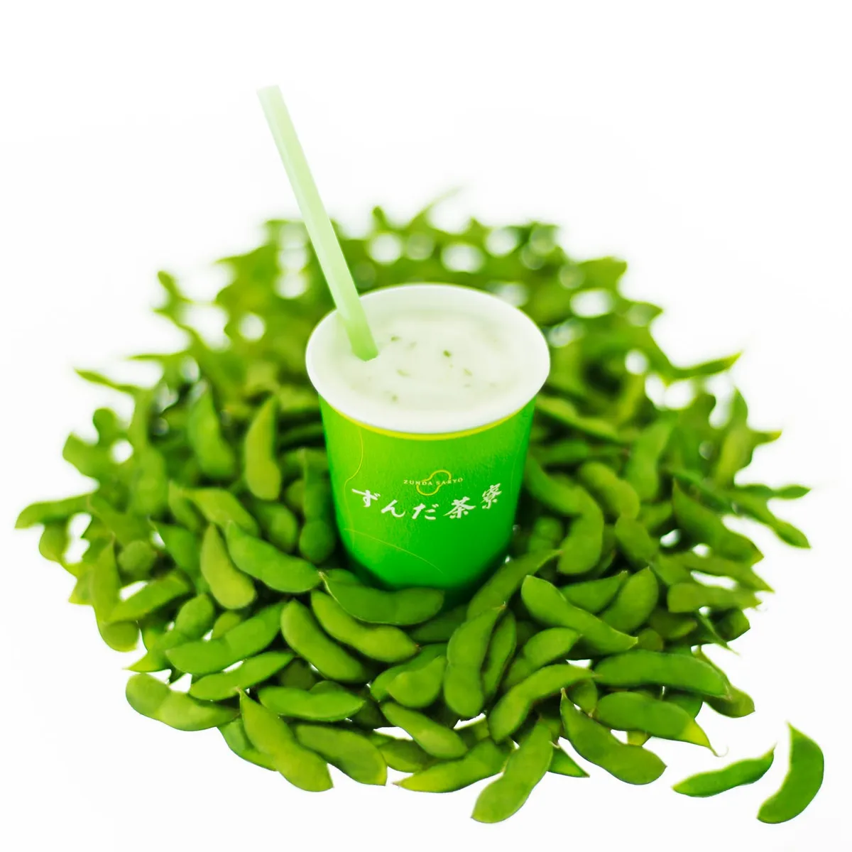 枝豆に囲まれたずんだシェイクのカップ