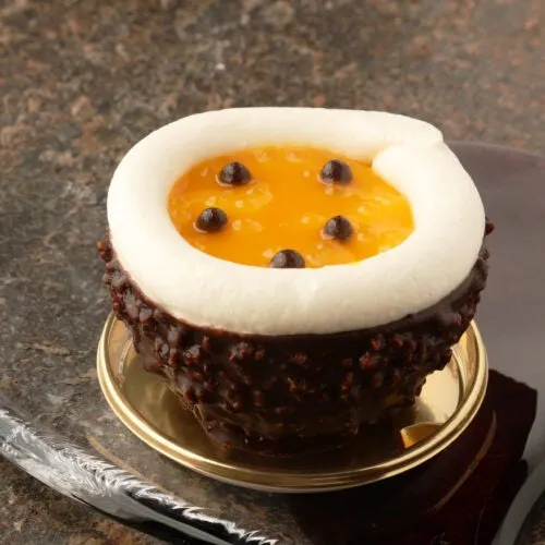 パッション・ココ。艶やかなジュレとチョコの器がスタイリッシュ。