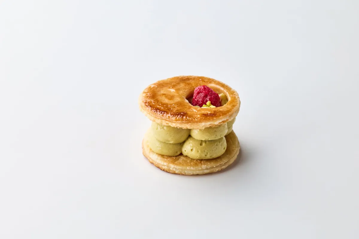 鮮やかなグリーンのピスタチオクリームとラズベリー