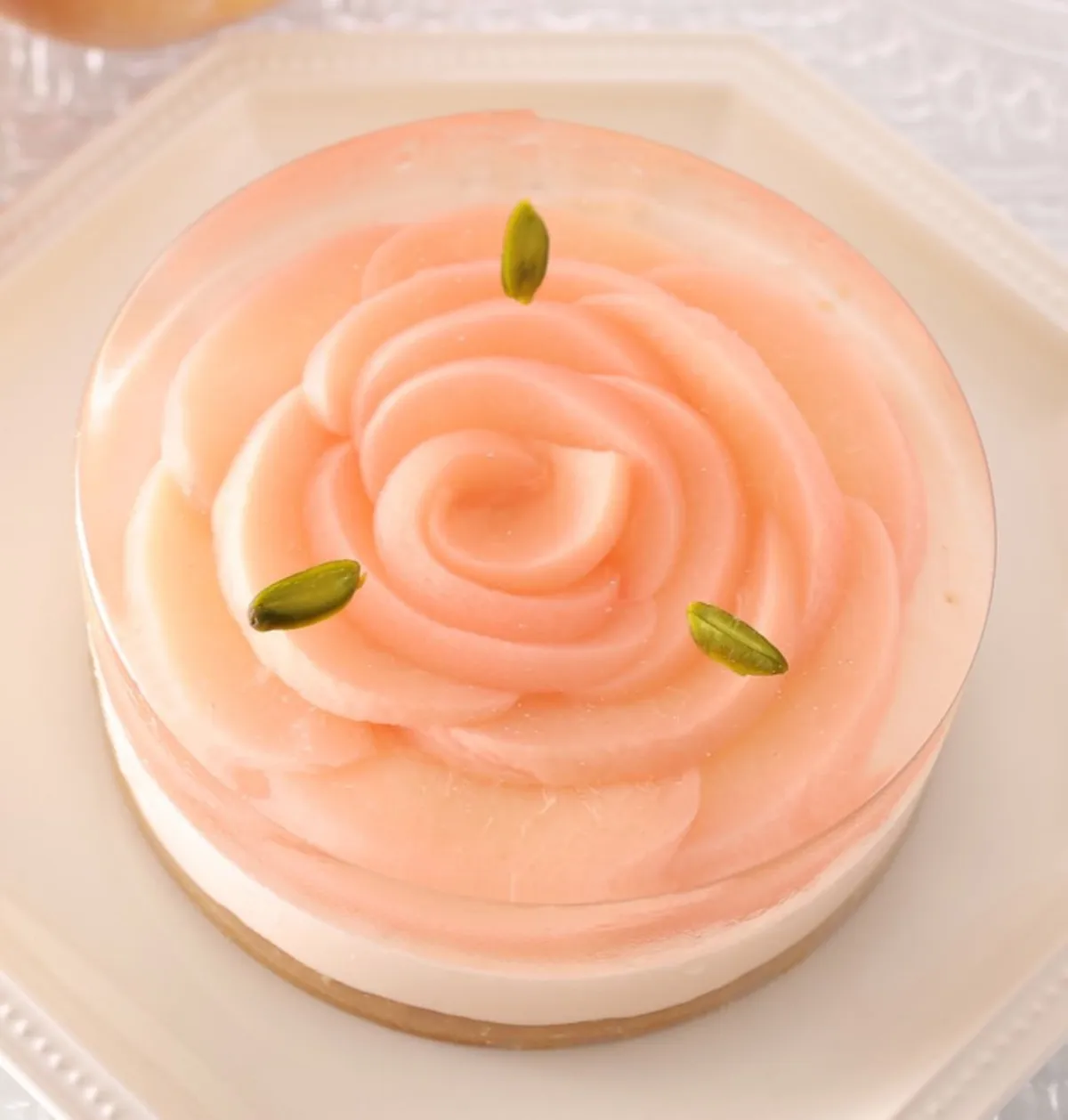 薔薇のような盛り付けのレアチーズ