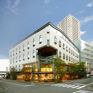にしき堂 光町本店の近代的な建物外観