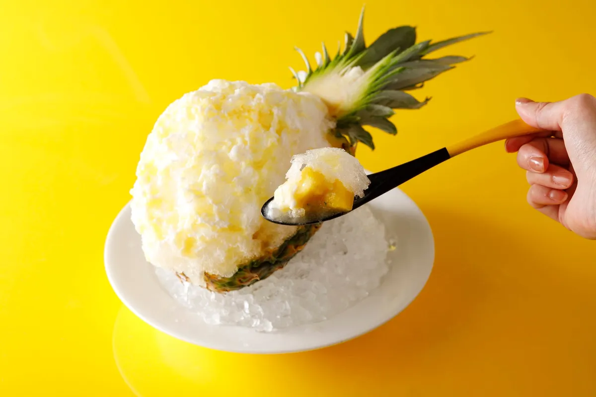 パイナップルの器に盛られた贅沢なかき氷