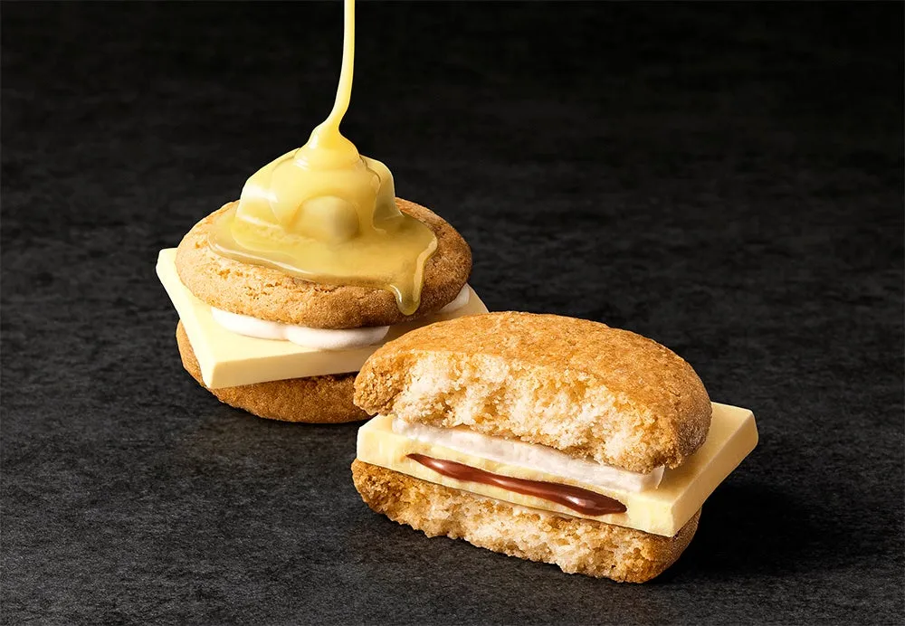 バーガーに濃厚なソースがかけられるイメージカット