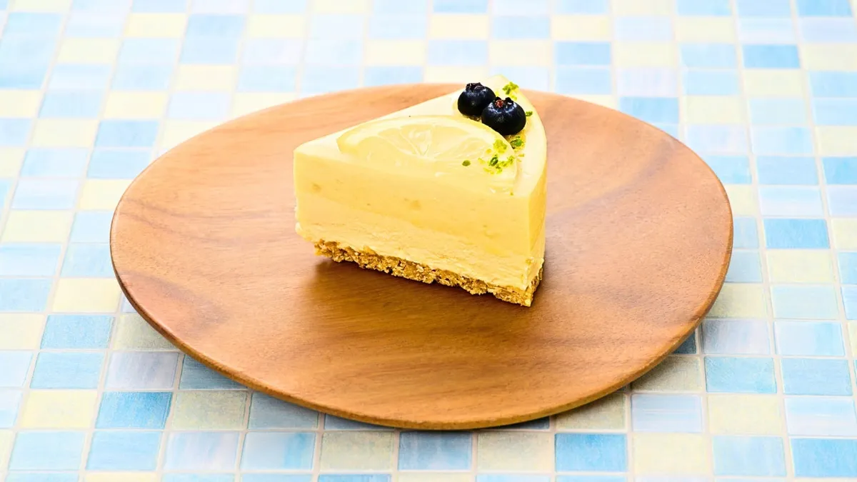 お皿に盛り付けられた檸檬のレアチーズケーキ