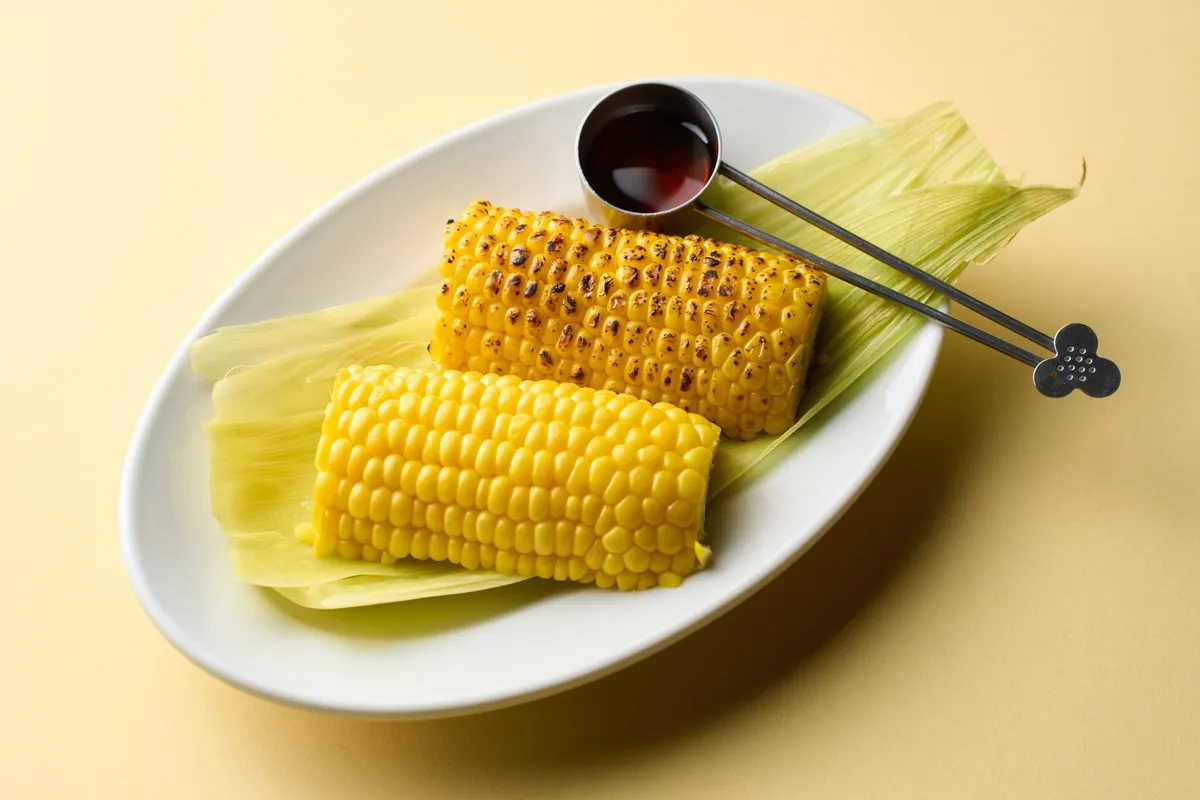 焼き・蒸しとうもろこしの食べ比べ