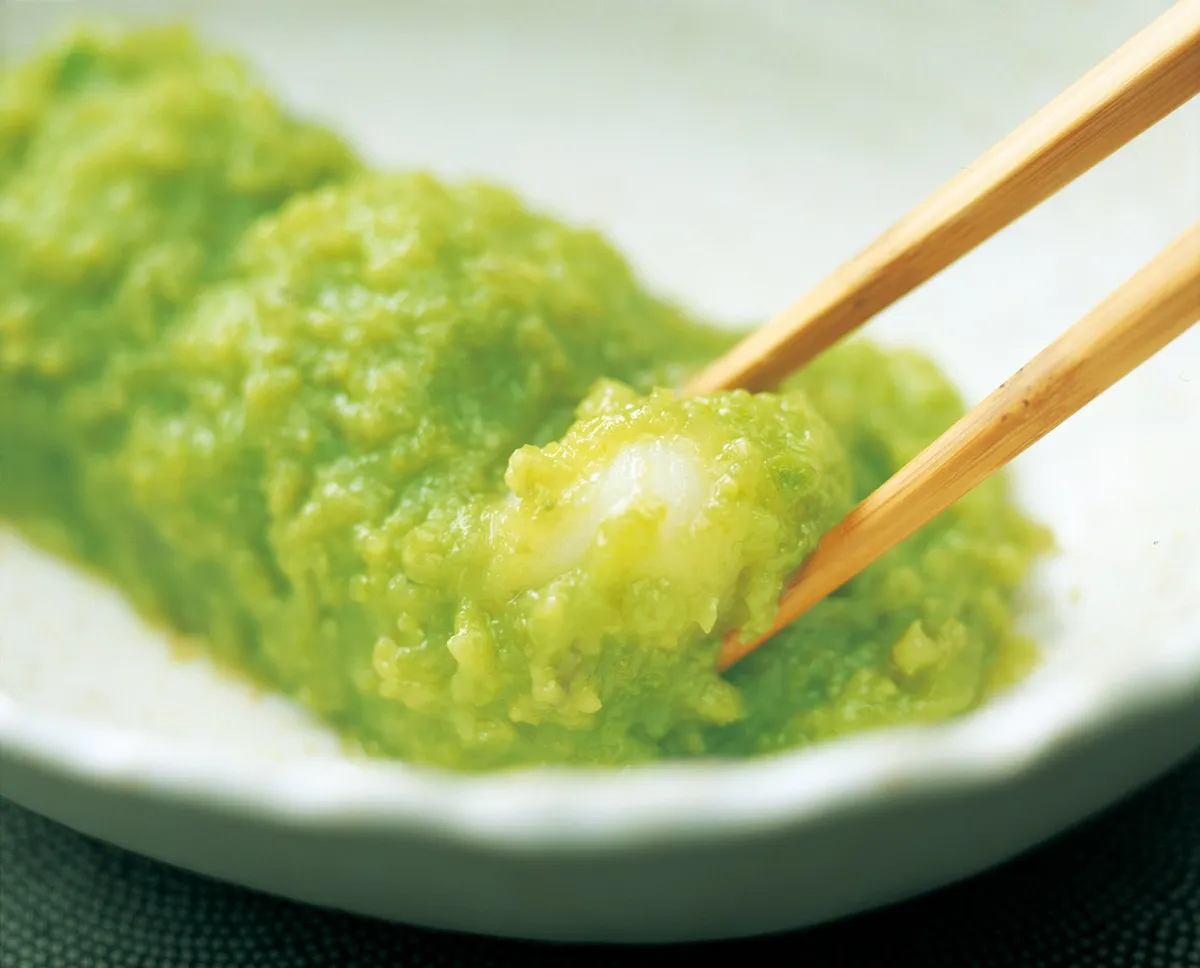 枝豆の粒感が残る鮮やかな緑色のずんだ餅