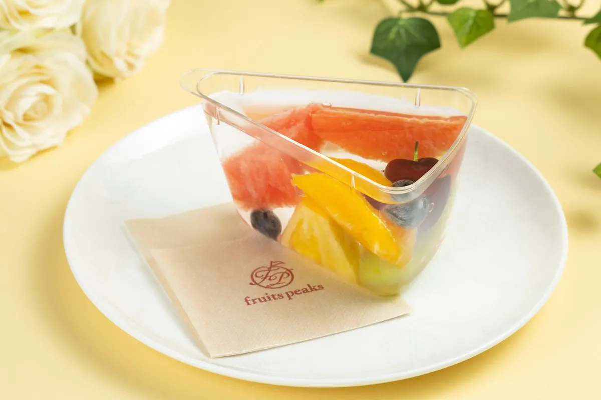 様々なフルーツが入った定番のフルーツピークスのパニエ