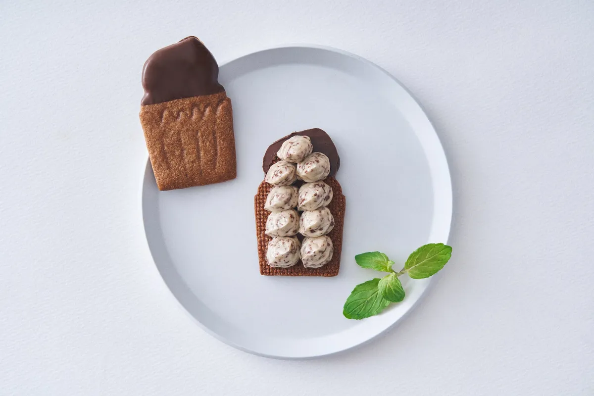 生バタークリームが美しく並んだクッキーの断面