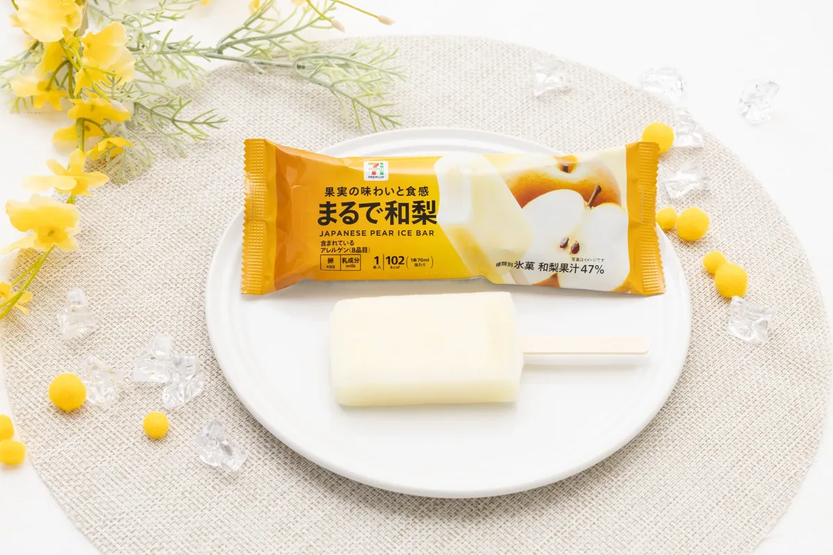白いお皿に乗った「まるで和梨」のアイスバーと涼しげなパッケージ