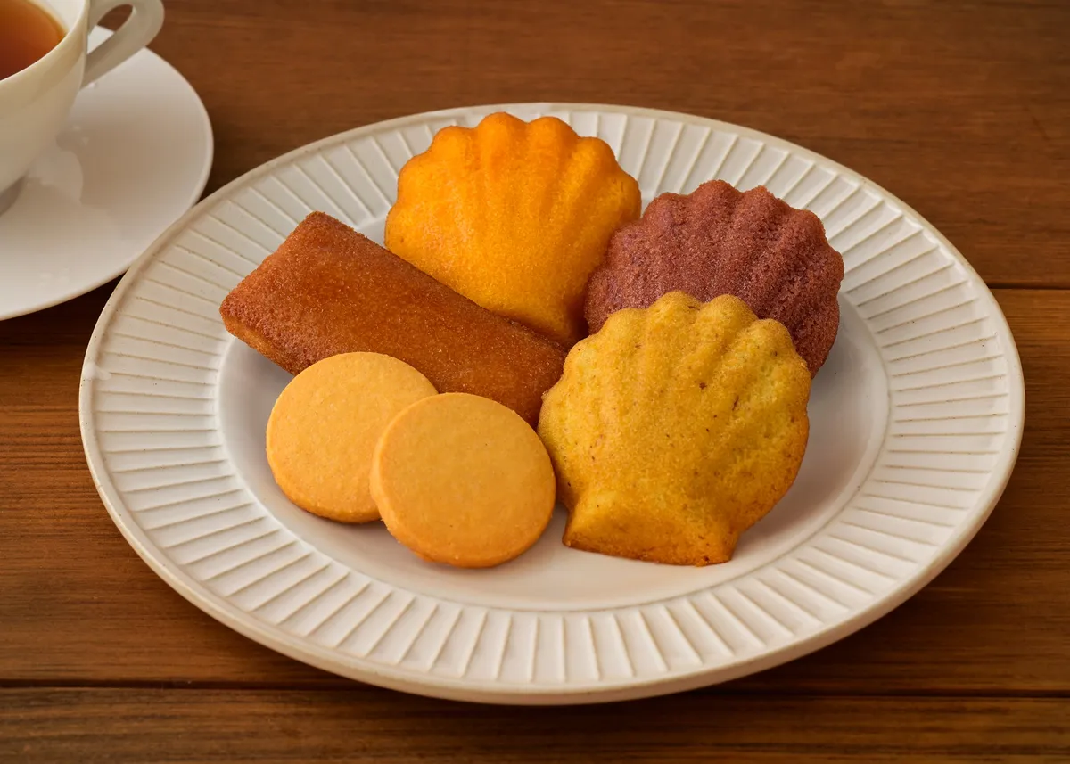 お皿に並べられた秋のマドレーヌ各種と紅茶