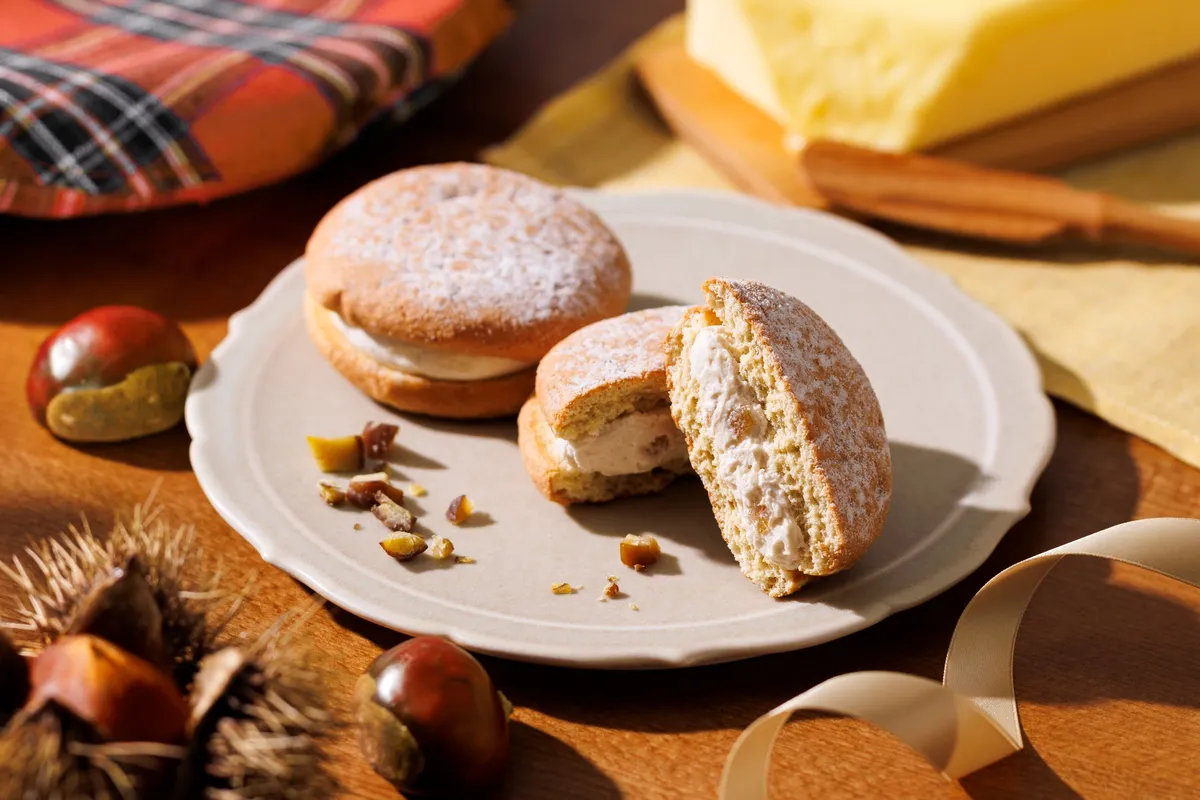 イタリア産栗のマロングラッセとバタークリームをサンドしたブッセ