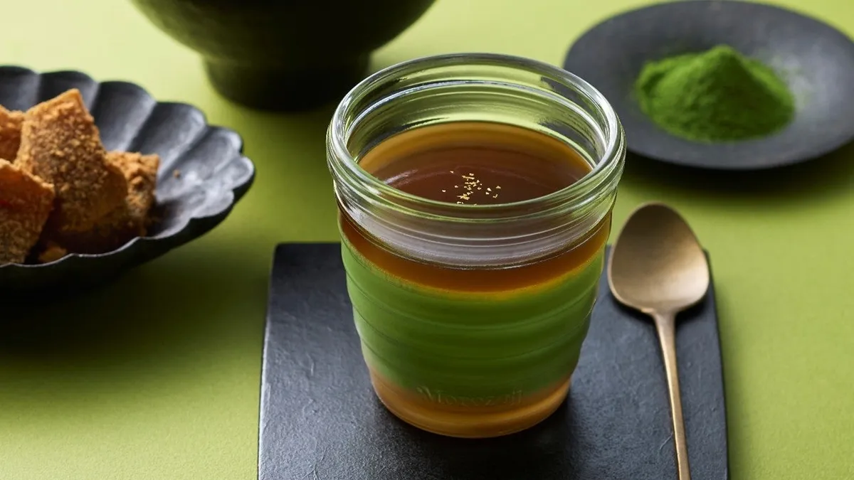 金粉が輝く抹茶とわらび餅のプリン