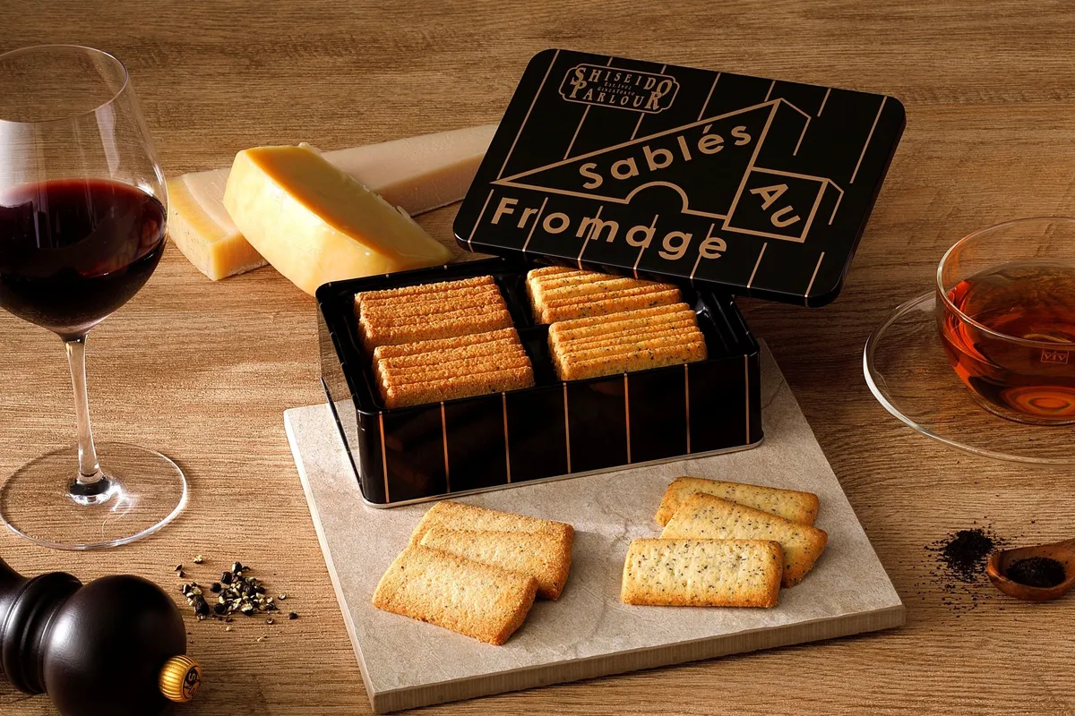 ワインやチーズ、お茶と一緒に楽しむサブレ・オ・フロマージュの食卓風景