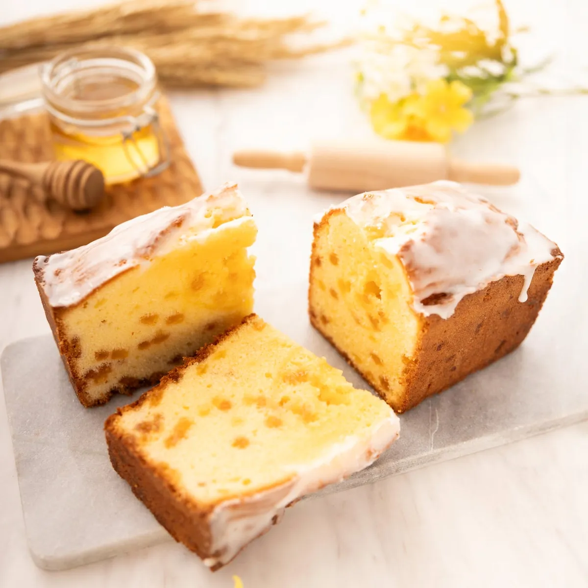 アイシングがかかった、しっとり食感のはちみつブレッド