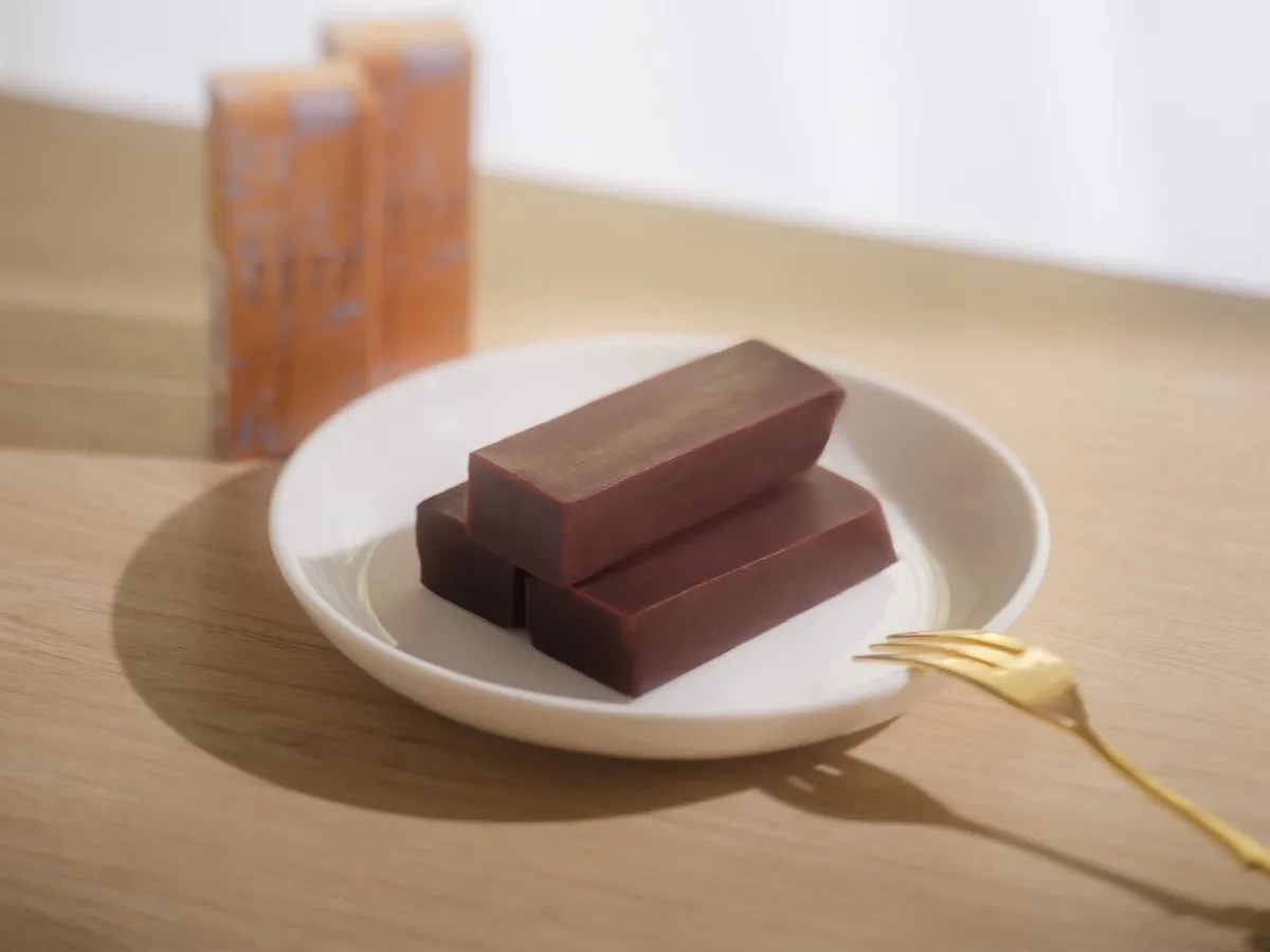 白いお皿に上品に盛り付けられた漆黒のチョコレート羊羹