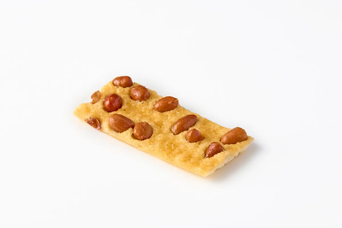 飴掛けされた大粒のピーナッツがぎっしり乗った薄焼きクッキー