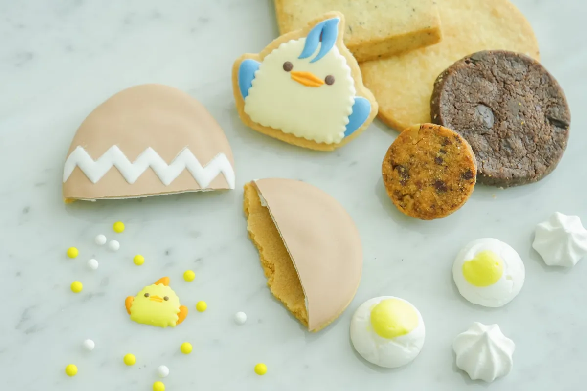 ぴよりんのアイシングクッキーやたまご型のクッキー、チョコレートクッキーなどの盛り合わせ