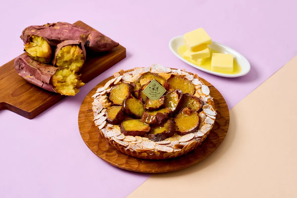 紅はるかの焼き芋が贅沢に乗ったホールタルトと、添えられたよつ葉バター