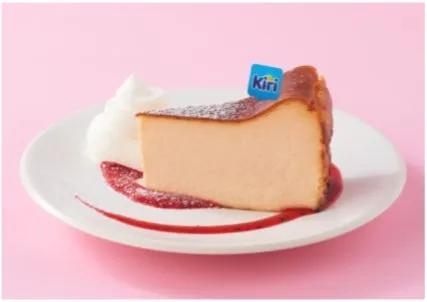 苺のソースが鮮やかなバスクチーズケーキ