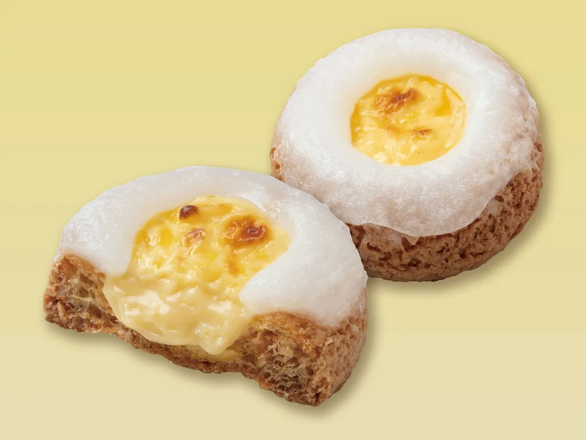 ビアードパパの月見シューの断面。とろりとしたカスタードとお餅が詰まっています。