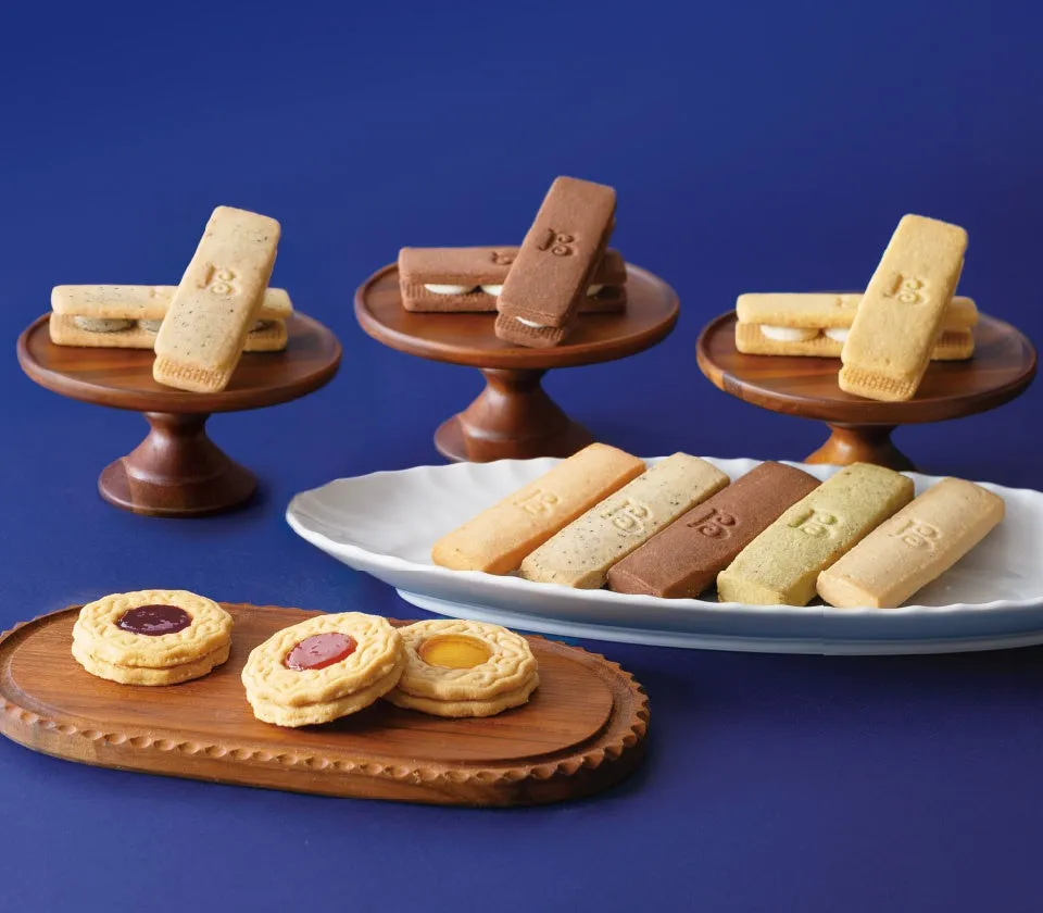 バラエティ豊かな英国菓子が並ぶセレクション