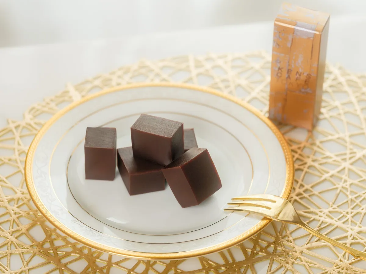 サイコロ状にカットされ、華やかなプレートに並べられたチョコレート羊羹