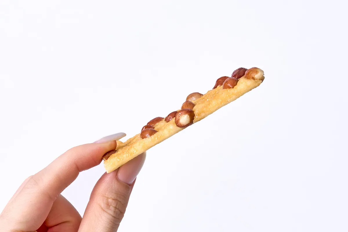 指で持った時の驚きの薄さがわかるクッキーの側面