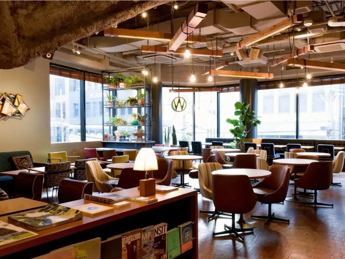 WIRED CAFEのおしゃれで開放的な店内の様子