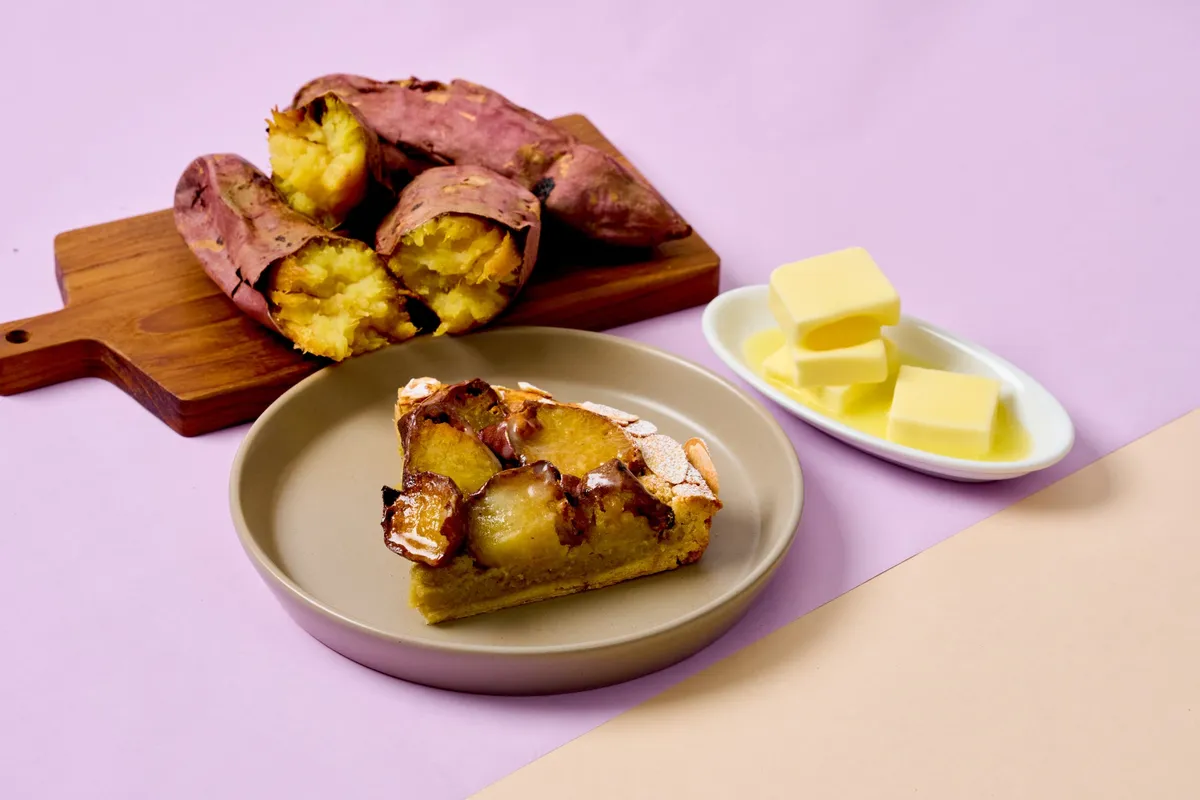 お皿に盛り付けられたタルトの断面。中まで焼き芋が詰まっている様子