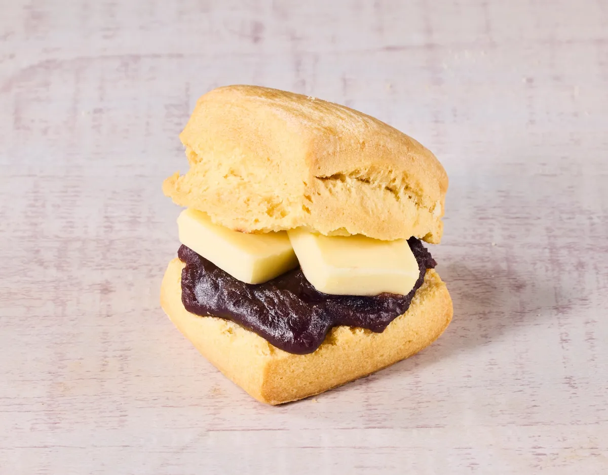なめらかなこしあんと厚切りバターが贅沢にサンドされたスコーン