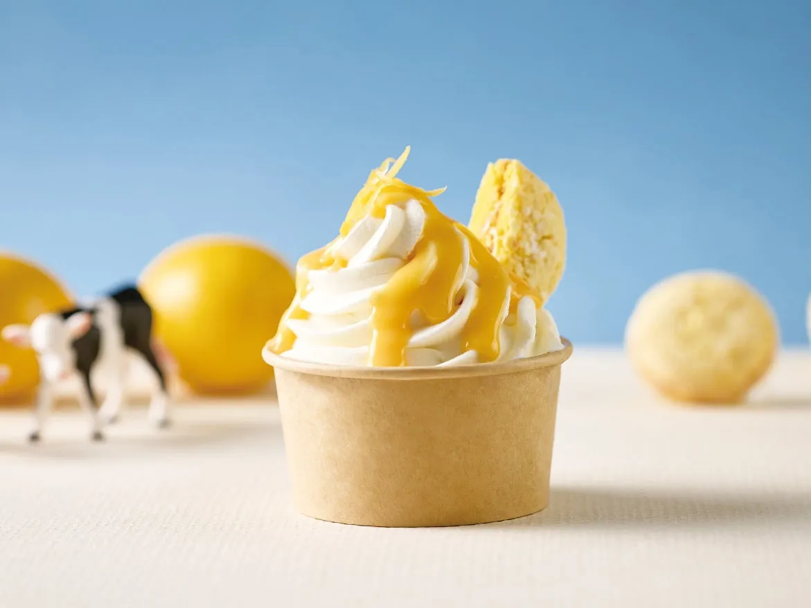濃厚なレモンソースとピールがたっぷりかかった豪華なソフトクリーム
