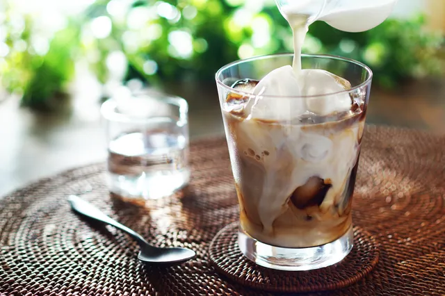 ミルクが注がれるカフェラテのイメージカット