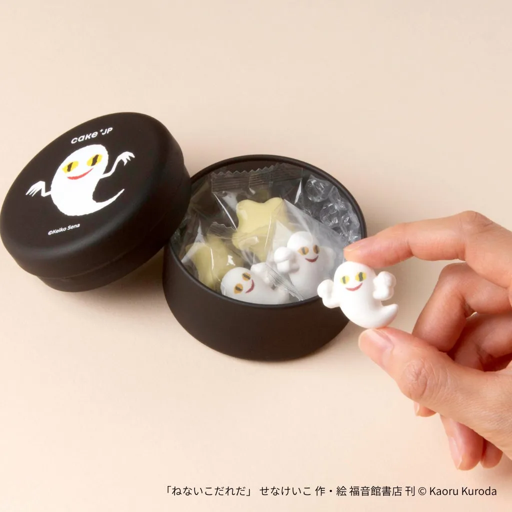 おばけの形をしたラムネを手に持つ様子