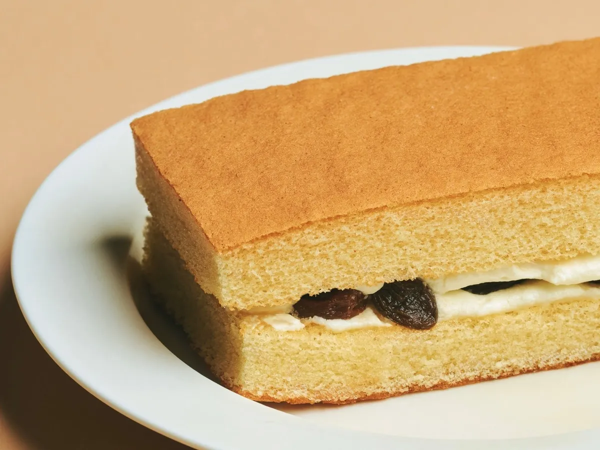 ふあふあレーズンサンドのピンク色のパッケージ。可愛いクマのイラスト入り