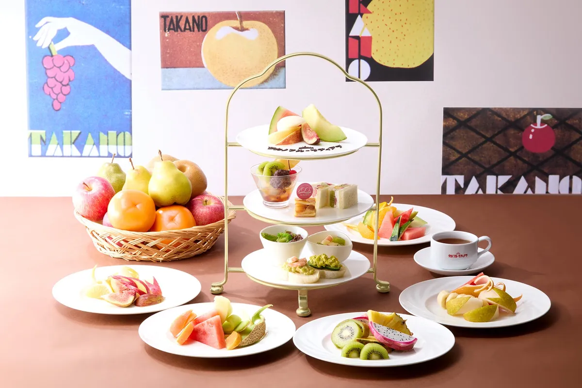 100周年を記念した豪華なアフタヌーンティーセットの全景