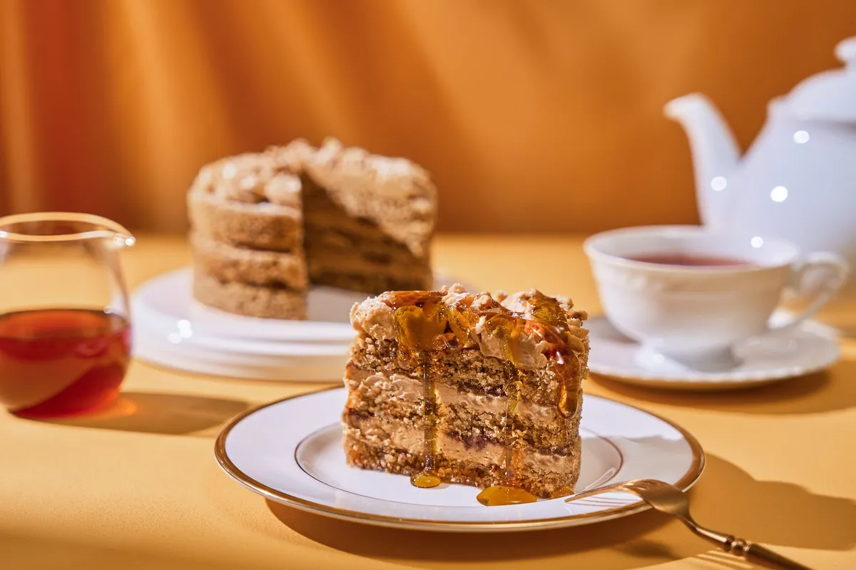 ティーセットと一緒に並べられたケーキのカット